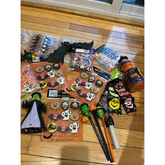 Bundle of Halloween party favors - Picture 1 of 12